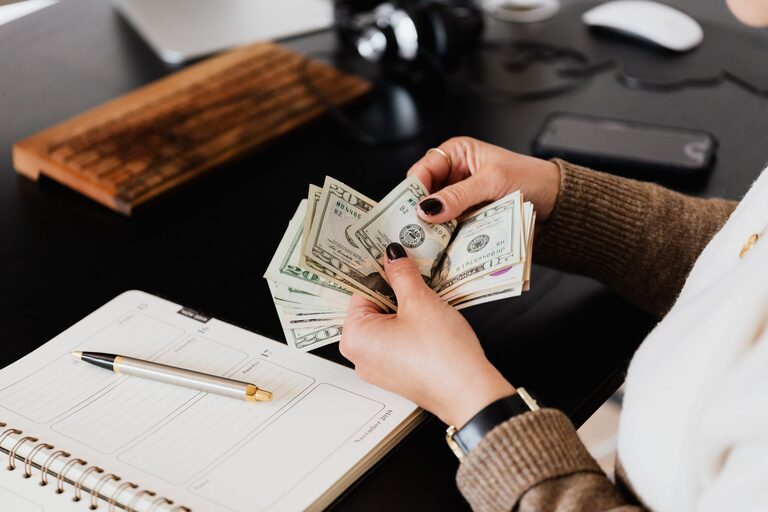 Simple Budget Habits for Everyday Life: Easy Ways to Save Money